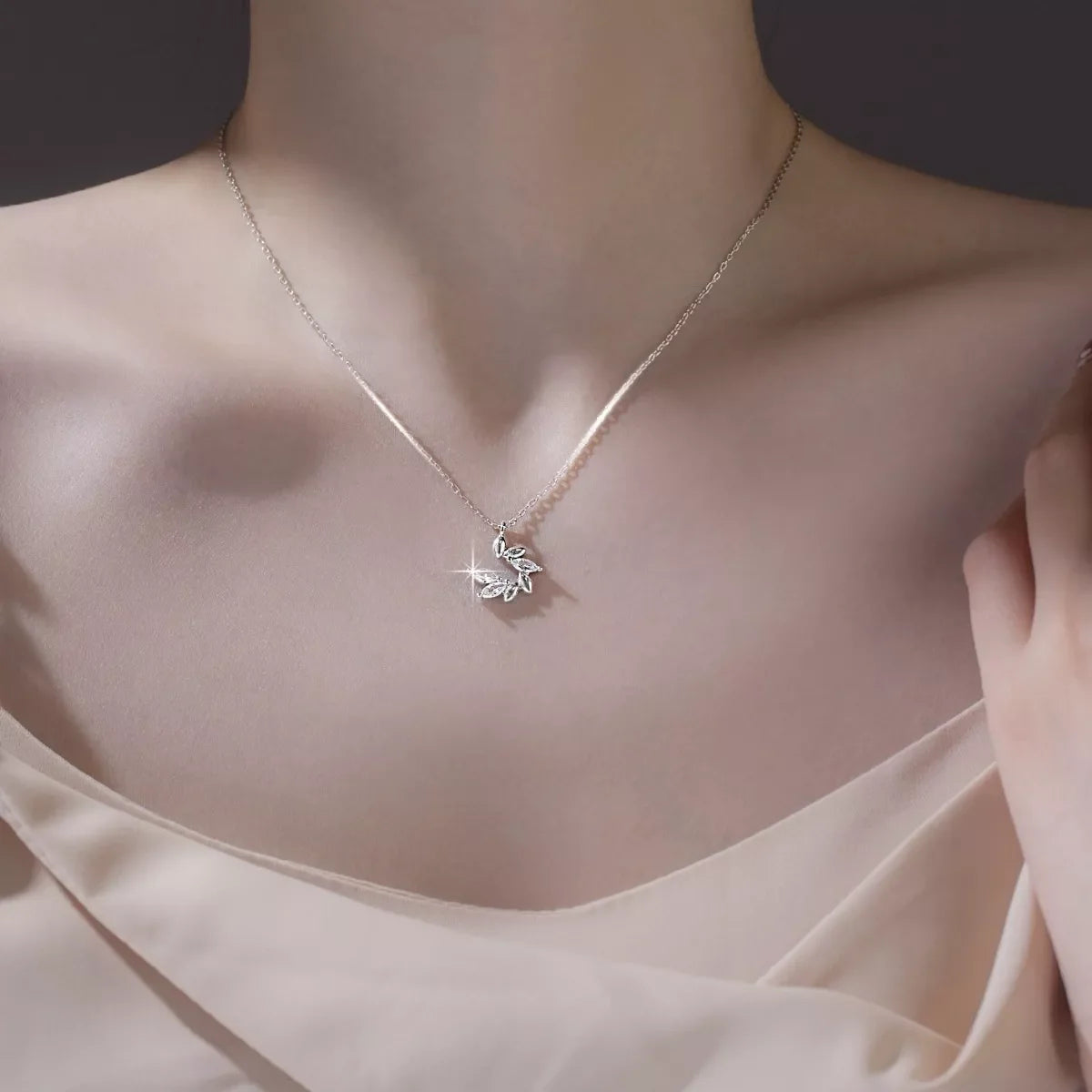 925 Sterling Silver Zircon Leaf Pendant Necklace