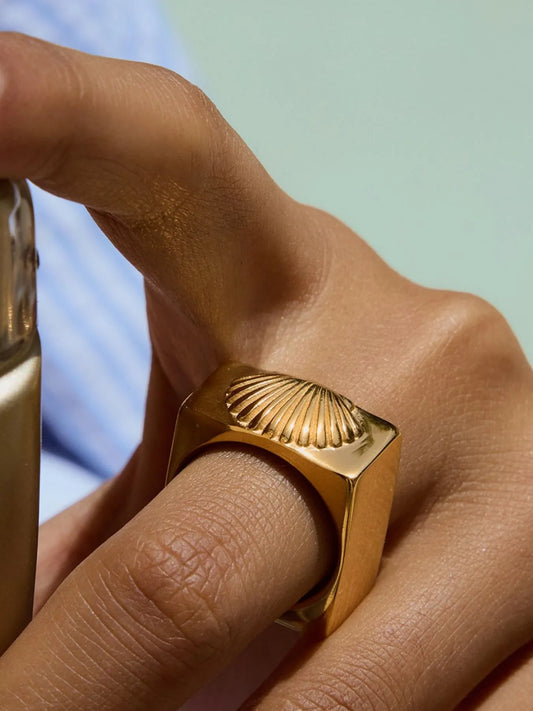 Vintage Shell Pattern Gold Signet Ring